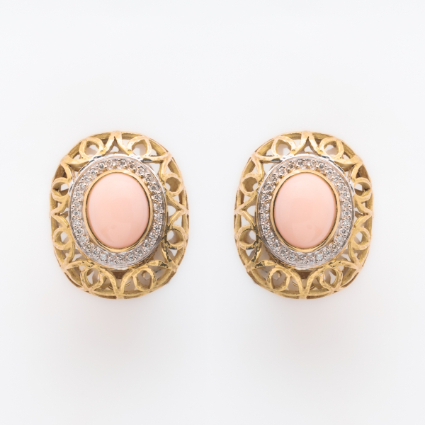 Pendientes en oro bicolor mate y brillo de montura abovedada y calada con cabuj&oacute;n central de coral piel de angel  
