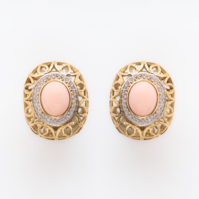 Pendientes en oro bicolor mate y brillo de montura abovedada y calada con cabuj&oacute;n central de coral piel de angel  