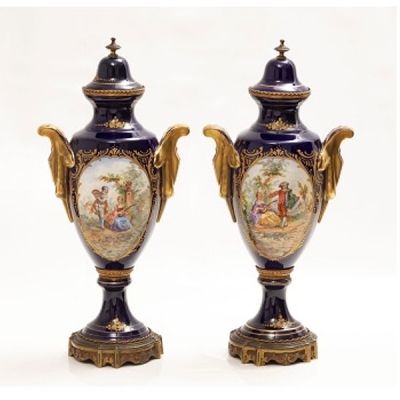 Pareja de jarrones en porcelana policromada Estilo Luis XVI