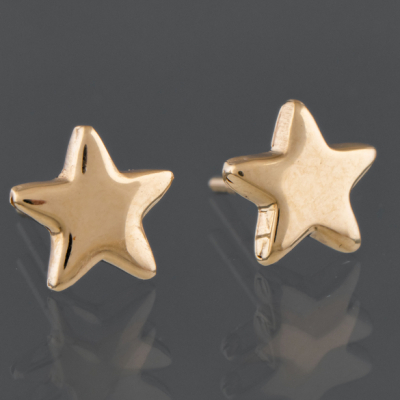 Pareja de pendientes en forma de estrella en oro amarillo de 18 kt.