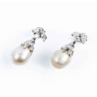 Pendientes vintage en oro blanco y blancos diamantes, con una perla australiana en pera barroca