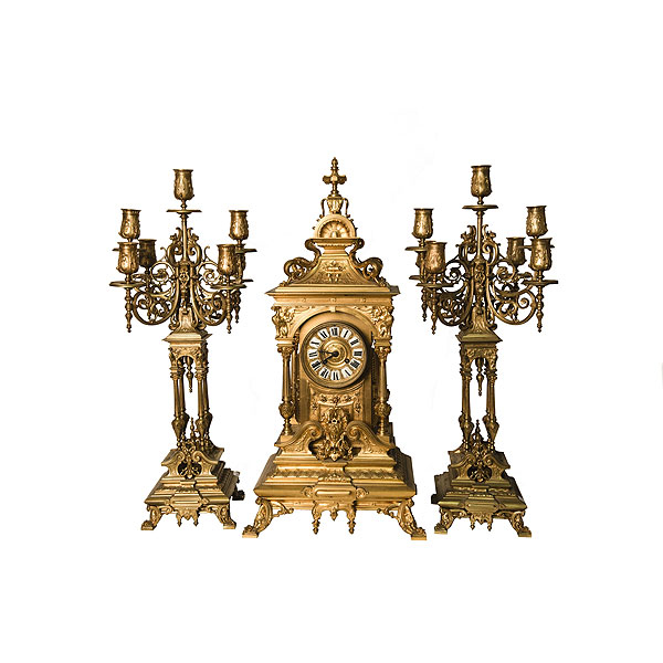 Reloj de sobremesa y pareja de candelabros estilo Luis XVI, en bronce dorado 