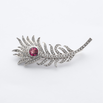 CARRERA Y CARRERA. Broche dise&ntilde;o pluma de pavo real en oro blanco con pav&eacute; de diamantes talla brillante y turmalina 