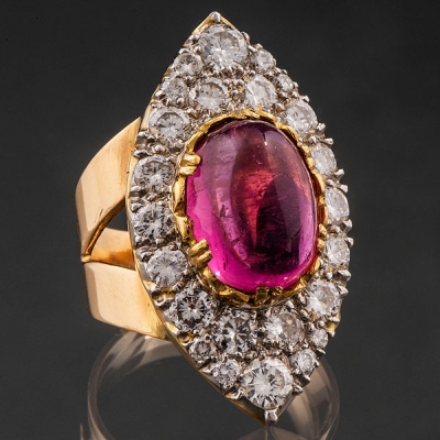 Sortija lanzadera en oro amarillo de 18kt orlado de diamantes talla brillante y turmalina rosa talla cabujón.