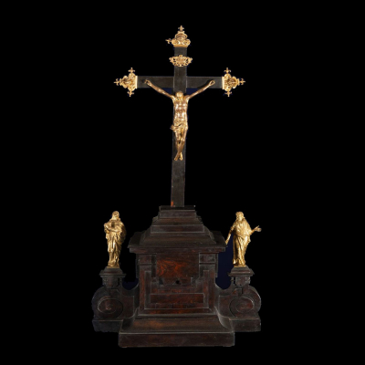 ESCUELA RENACENTISTA DEL ESCORIAL DEL SIGLO XVI - Espectacular Calvario en ébano y bronce dorado con &quot;Cristo Vestido&quot; del vaciado de Miguel Ángel Buonarroti, siglo XVI.