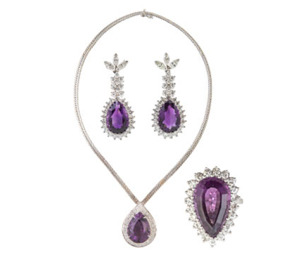 Conjunto de collar pendientes y sortija con amatistas centrales orladas de brillantes  En oro blanco 14K.