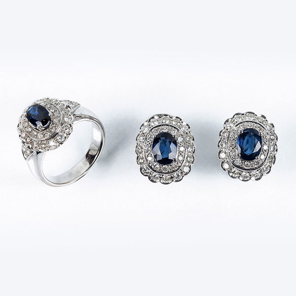 Conjunto de sortija y pendientes en sólida montura de oro blanco 18 K, con centro de bello zafiro fino azul