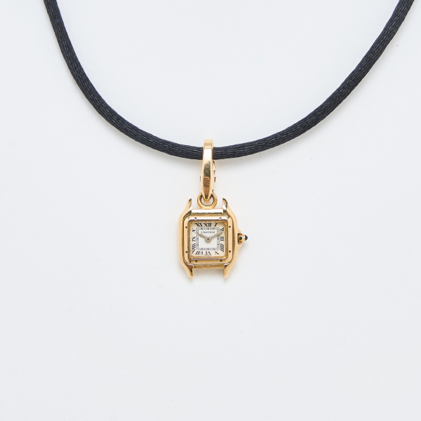 CARTIER. Colgante – Charm diseño reloj en oro con esfera blanca y números romanos 