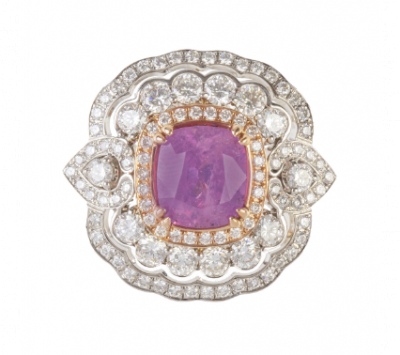 Sortija con zafiro Kashmir rosa central de talla cojín con un peso de 5,24 ct 