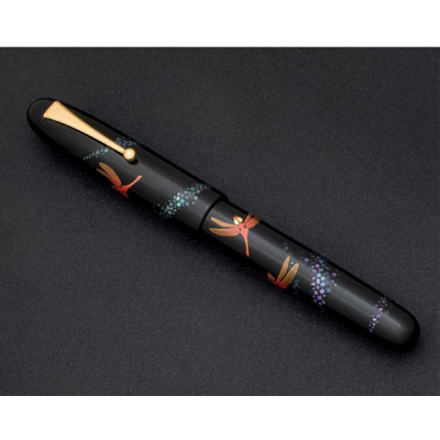 Estilográfica marca NAMIKI, modelo Firefly, perteneciente a la colección Emperor. 