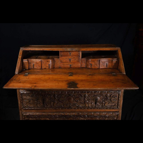 Excepcional escritorio canterano Plateresco, de la Escuela Renacentista española del siglo XVI.   En madera de nogal