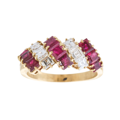 Sortija en oro con bandas alternadas de diamantes talla princesa y símiles de rubí talla carré engastados en garras.