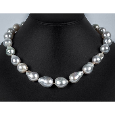 Collar formado por 24 bellas y grandes perlas australianas, barrocas, de grueso cultivo y bello oriente irisado.