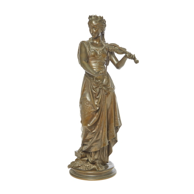 Después de Eutrope Bouret (Francia, 1833-1906) Dama con violín. Escultura en bronce patinado.