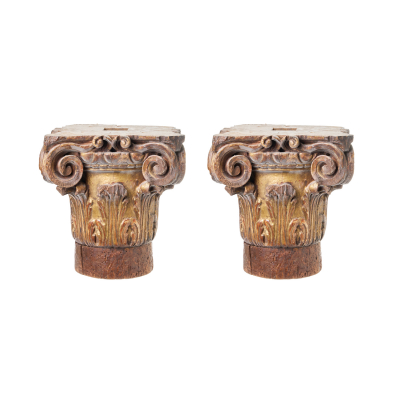 Pareja capiteles de orden corintio en madera tallada y dorada, fles. del s.XVII. 