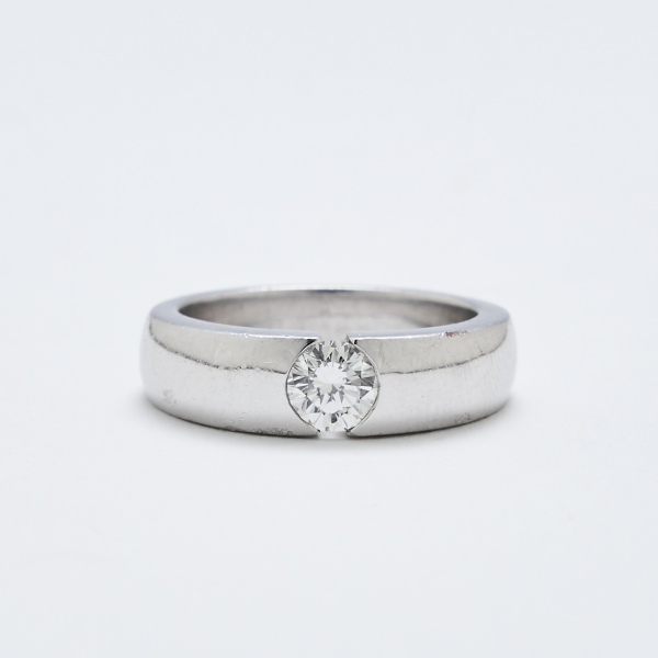 Sortija solitario en oro blanco con diamante talla brillante engastado en chat&oacute;n. Peso diamante: 0,64 ct. aprox.