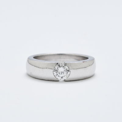 Sortija solitario en oro blanco con diamante talla brillante engastado en chatón. Peso diamante: 0,64 ct. aprox.