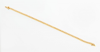 Pulsera riviere en oro amarillo con diamantes talla brillante con un peso total de 2,40 cts. aprox.