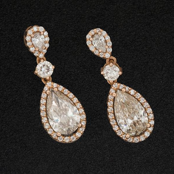 Magn&iacute;ficos pendientes de oro rosa de 18 K. con diamantes talla pera y brillantes 