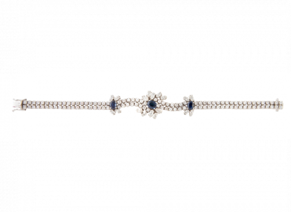 Brazalete de brillantes y zafiros, con diseño de tres flores como centros de doble rivière de brillantes.   