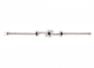 Brazalete de brillantes y zafiros, con dise&ntilde;o de tres flores como centros de doble rivi&egrave;re de brillantes.   
