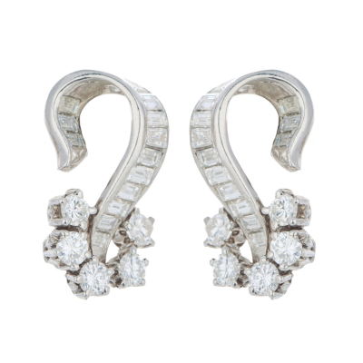 Pendientes en oro blanco con diamantes tallas brillante y trapecio.