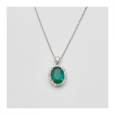 Gargantilla en oro blanco con rosetón de esmeralda de Zambia talla oval orlada por diamantes talla brillante.