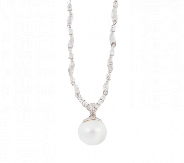 Collar de brillantes y baguettes con gran perla australiana colgante.      En oro blanco de 18K. 