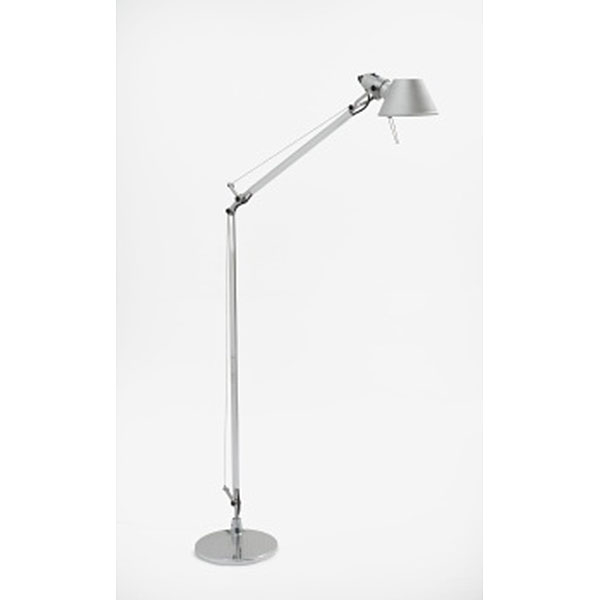 Lámpara de pie articulada y regulable modelo "Tolomeo" de la marca Artemide en aluminio cromado.   Época: S. XX 