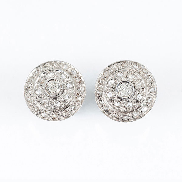 Pendientes rosetón en oro blanco 18 K y diamantes, con un brillante central y doble orla, con vistas grafiladas