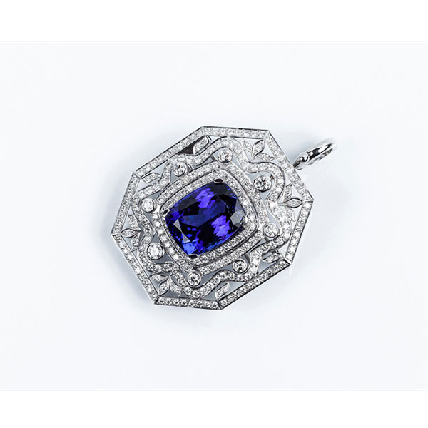 Colgante-alfiler de alta joyería, en sólida montura de oro blanco, con centro de zafiro sintético azul,