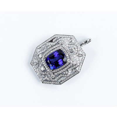 Colgante-alfiler de alta joyería, en sólida montura de oro blanco, con centro de zafiro sintético azul,
