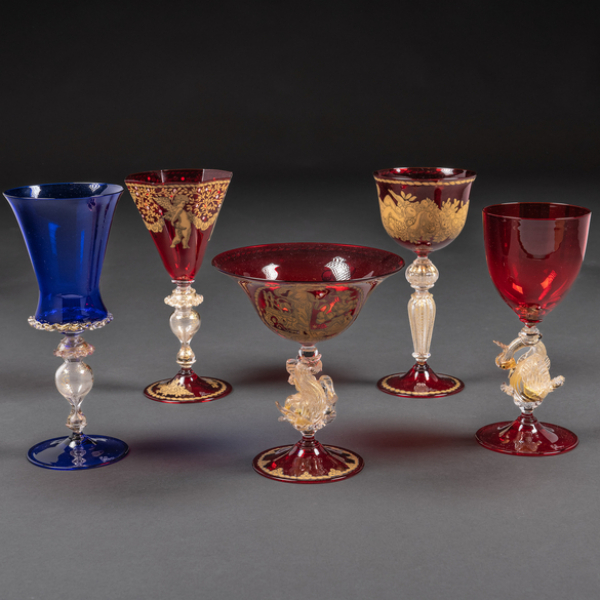 Conjunto de cinco copas en cristal de murano del siglo XX.