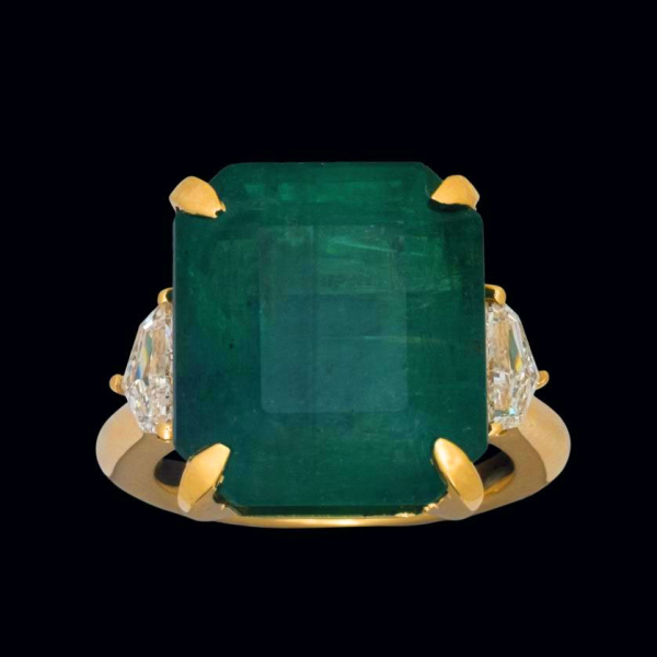 Anillo de oro 18 K y esmeralda de Zambia 19,18 cts. y dos diamantes. Certificada por IGI. 