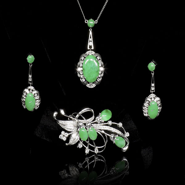 Conjunto de alta joyería con pendientes, colgante y broche en platino con jadeíta y brillantes.