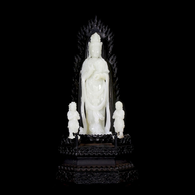 Figura de jade blanco de Hetian "Guanyin con ni&ntilde;os", dinast&iacute;a Qing.