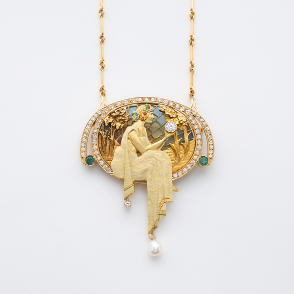 Broche-Gargantilla estilo Art Nouveau en oro mate y brillo con esmeraldas y diamante, que representa una figura femenina con esmalte plique-&agrave;-jour 