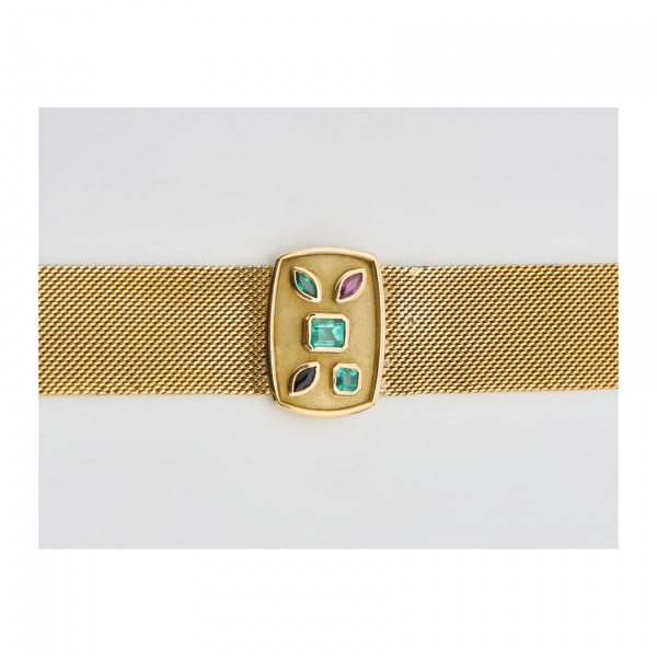 Pulsera en oro mate y brillo con armis de esterilla y centro de esmeraldas, rubí y zafiro azul tallas octogonal y marquise engastadas en chatón.