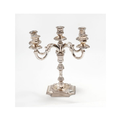 Candelabro de 5 brazos en plata con decoración vegetal. Estilo Regencia. Marcas del platero Pedro Durán.  Época: S. XX