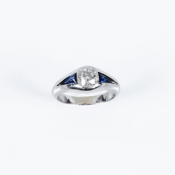 Anillo solitario vintage en sólida montura de platino con un limpio y blanco diamante natural 