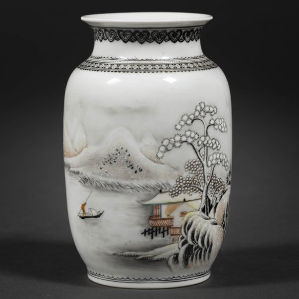 Jarrón en porcelana china del siglo XX.  Decorado con escena nevada.