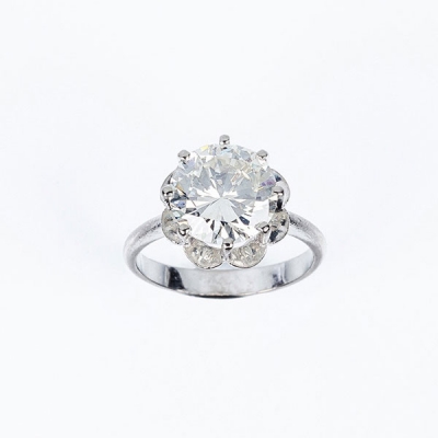 Anillo solitario en montura de oro blanco con un diamante, talla brillante moderna, de 4.00 ct aprox.