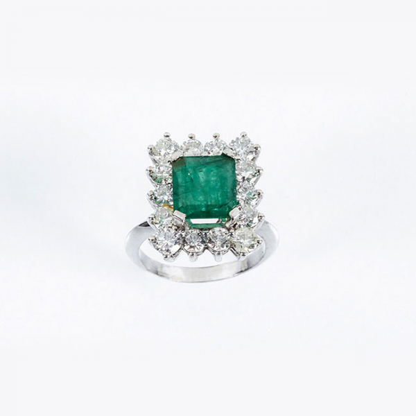 Sortija vintage en oro blanco 18 K, con una esmeralda 