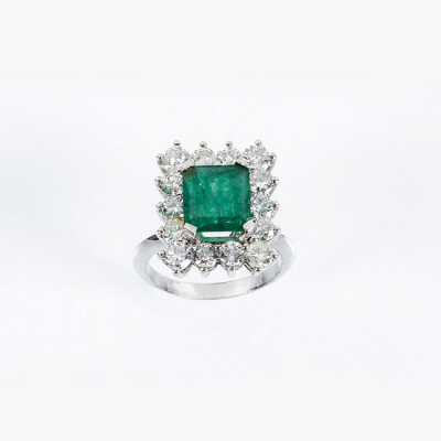 Sortija vintage en oro blanco 18 K, con una esmeralda 