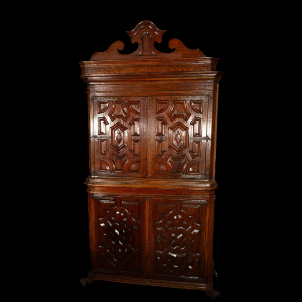 Mueble de dos cuerpos en madera de nogal. Escuela Española. Siglo XVIII.