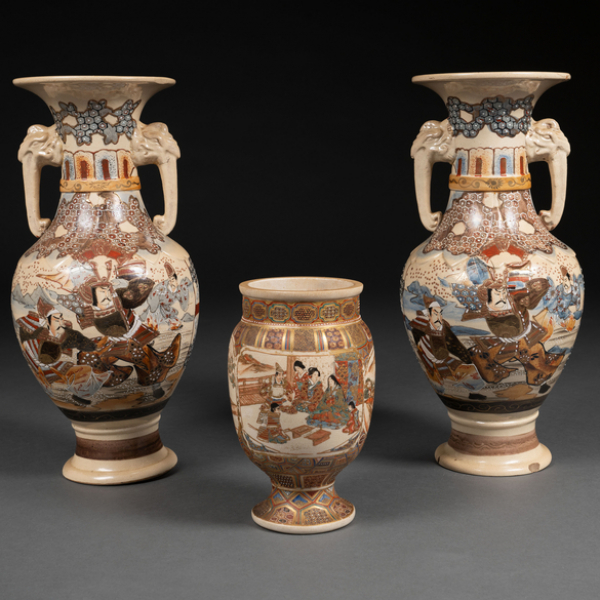 Conjunto de pareja de jarrones y jarrón en porcelana japonesa satsuma. Siglo XX
