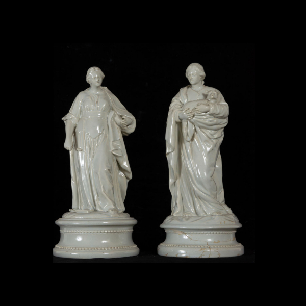 Importante pareja de figuras del siglo XVIII en cerámica de Alcora, representando a Santa Inés y Santa Justa.