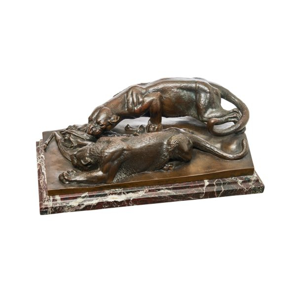 Julius Heinrich Haehnel (Alemania, 1823-1909)  Panteras.  Escultura en bronce patinado sobre peana en mármol rojo veteado. Firmada.