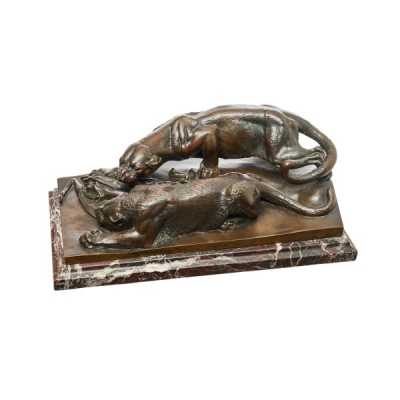 Julius Heinrich Haehnel (Alemania, 1823-1909)  Panteras.  Escultura en bronce patinado sobre peana en m&aacute;rmol rojo veteado. Firmada.