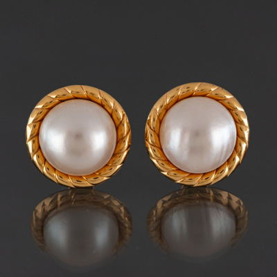 Pendientes de perlas montados en oro amarillo de 18 kt.